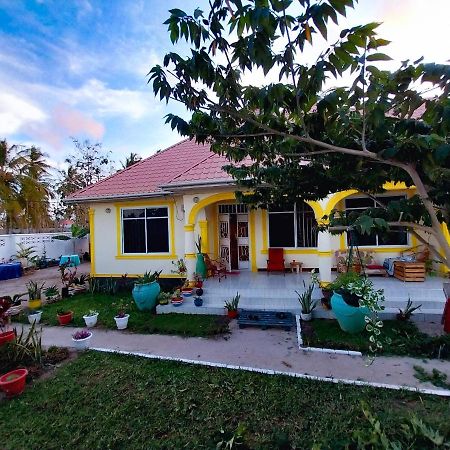 L&J Modern Backpackers Kigamboni Beach House Bed and Breakfast Dar es Salaam Buitenkant foto