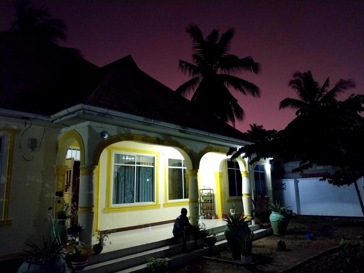 L&J Modern Backpackers Kigamboni Beach House Bed and Breakfast Dar es Salaam Buitenkant foto