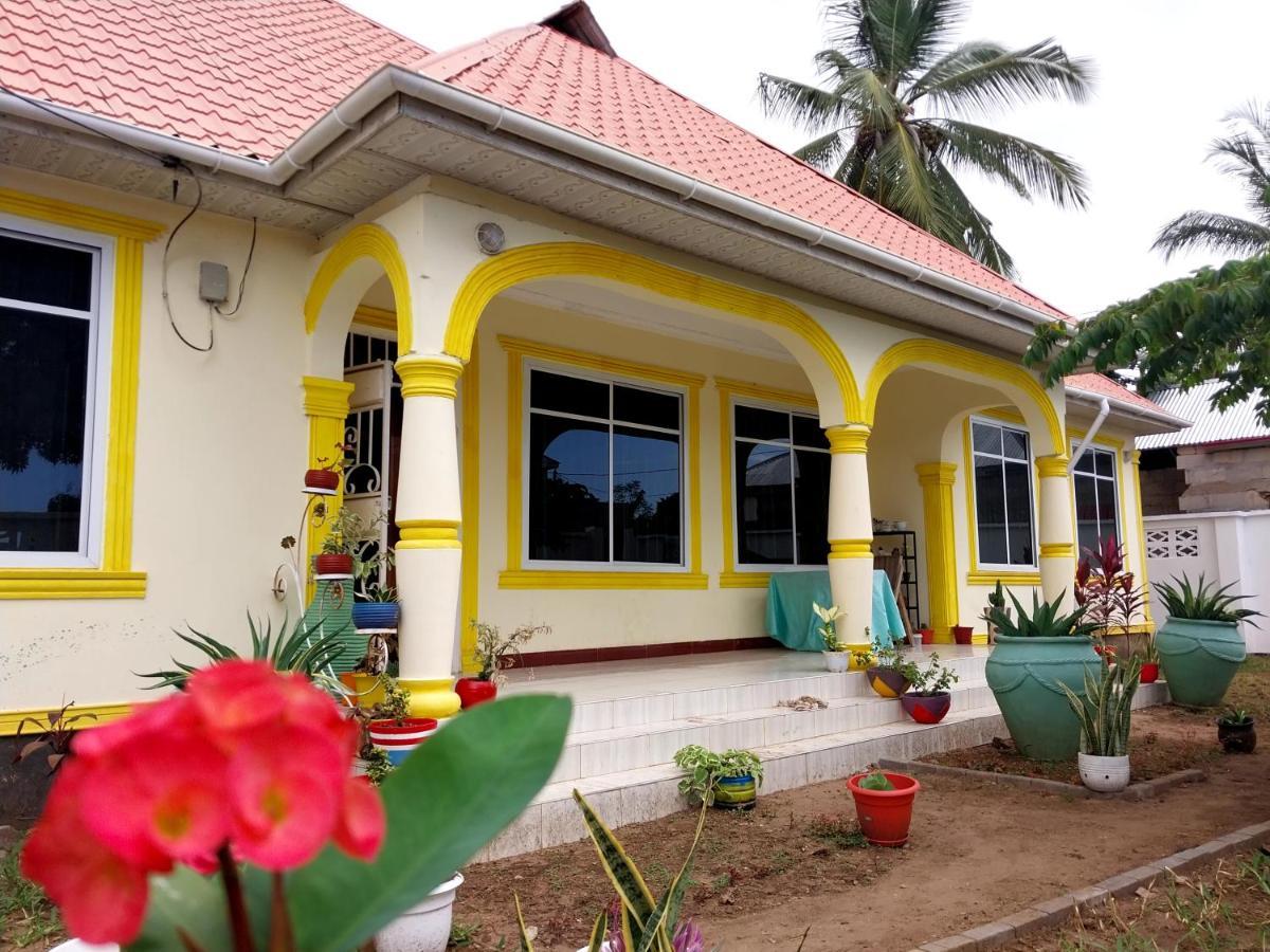 L&J Modern Backpackers Kigamboni Beach House Bed and Breakfast Dar es Salaam Buitenkant foto