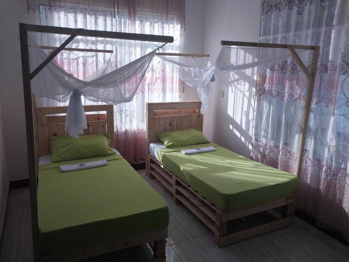 L&J Modern Backpackers Kigamboni Beach House Bed and Breakfast Dar es Salaam Buitenkant foto