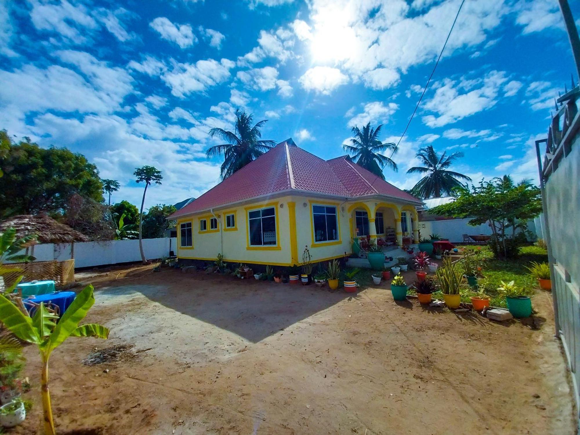 L&J Modern Backpackers Kigamboni Beach House Bed and Breakfast Dar es Salaam Buitenkant foto