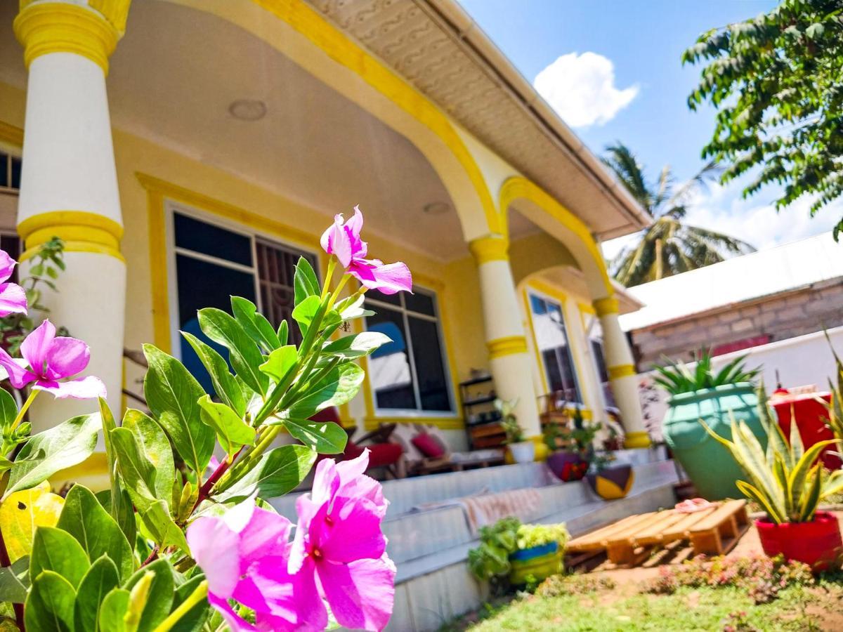 L&J Modern Backpackers Kigamboni Beach House Bed and Breakfast Dar es Salaam Buitenkant foto