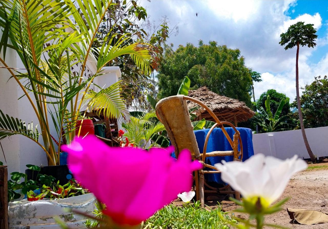 L&J Modern Backpackers Kigamboni Beach House Bed and Breakfast Dar es Salaam Buitenkant foto