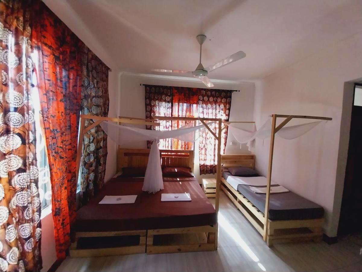 L&J Modern Backpackers Kigamboni Beach House Bed and Breakfast Dar es Salaam Buitenkant foto