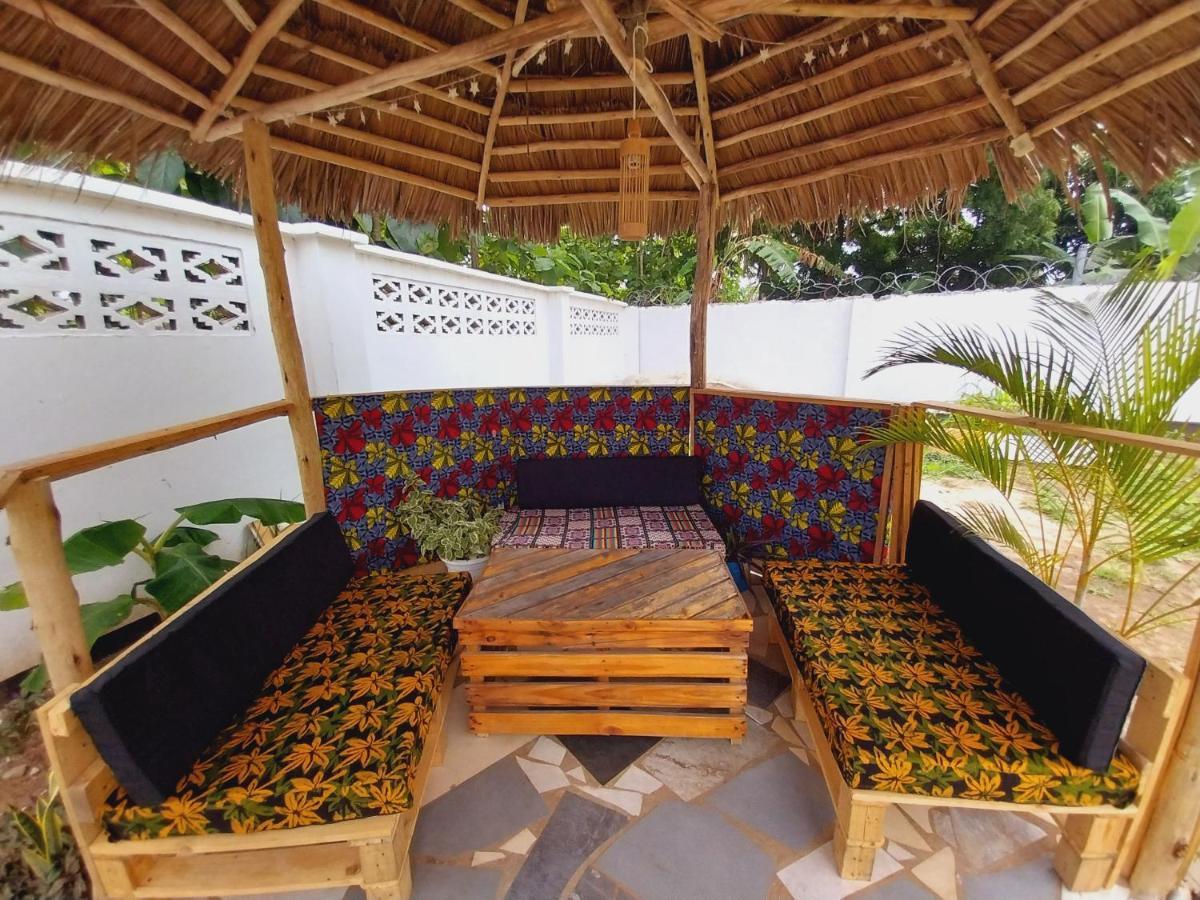 L&J Modern Backpackers Kigamboni Beach House Bed and Breakfast Dar es Salaam Buitenkant foto