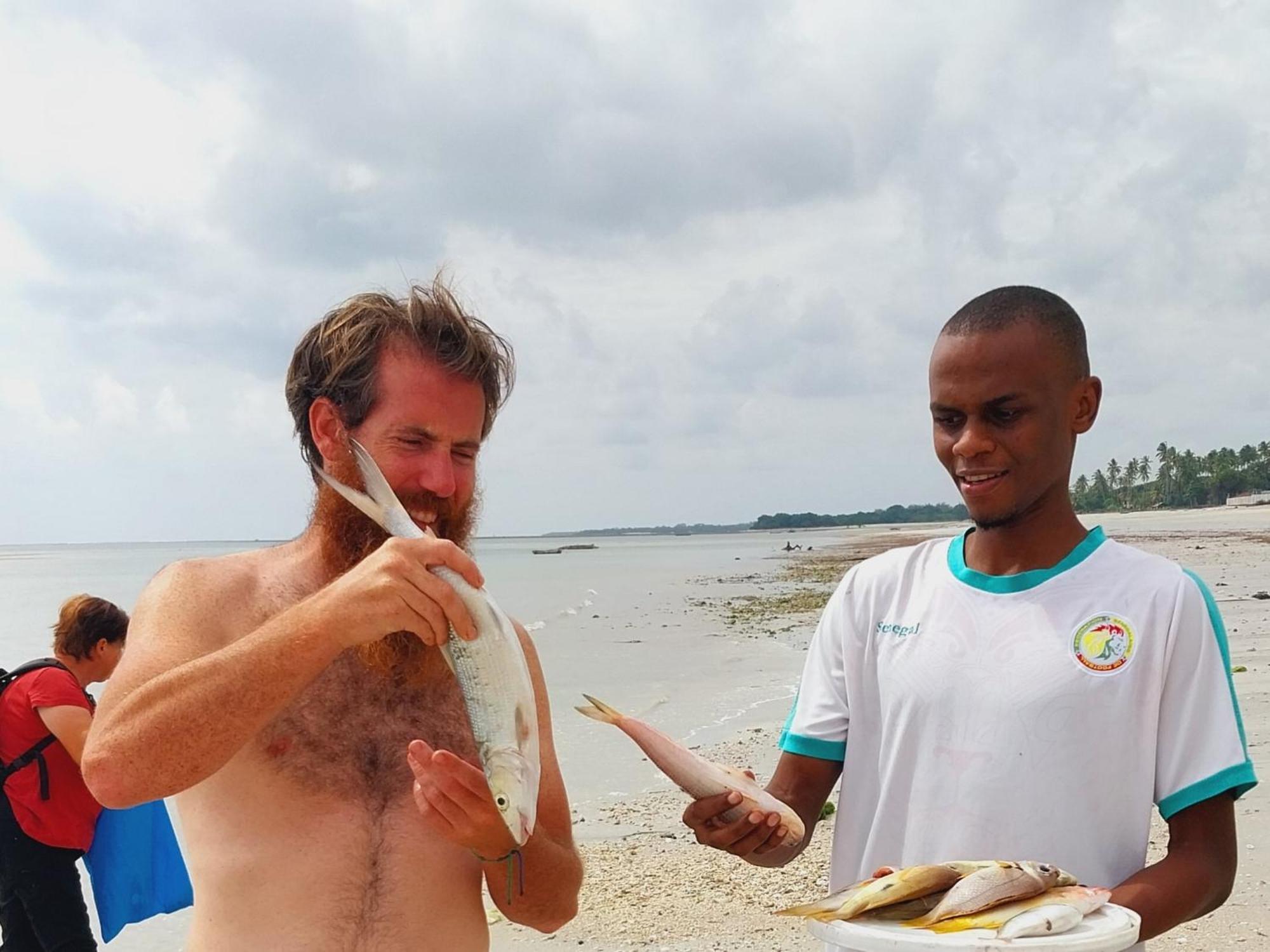 L&J Modern Backpackers Kigamboni Beach House Bed and Breakfast Dar es Salaam Buitenkant foto